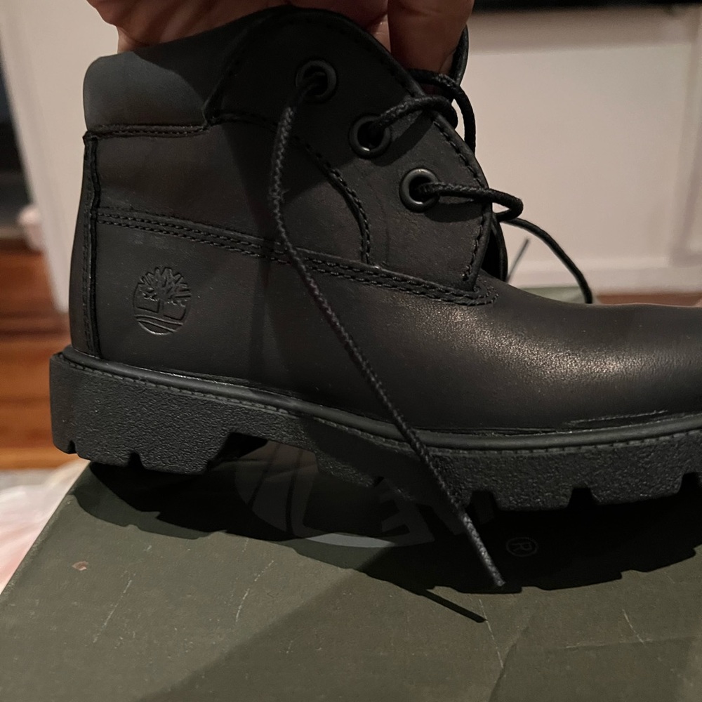 CHILDREN BLACK LOWCUT TIMBERLAND BOOTS SIZE 13